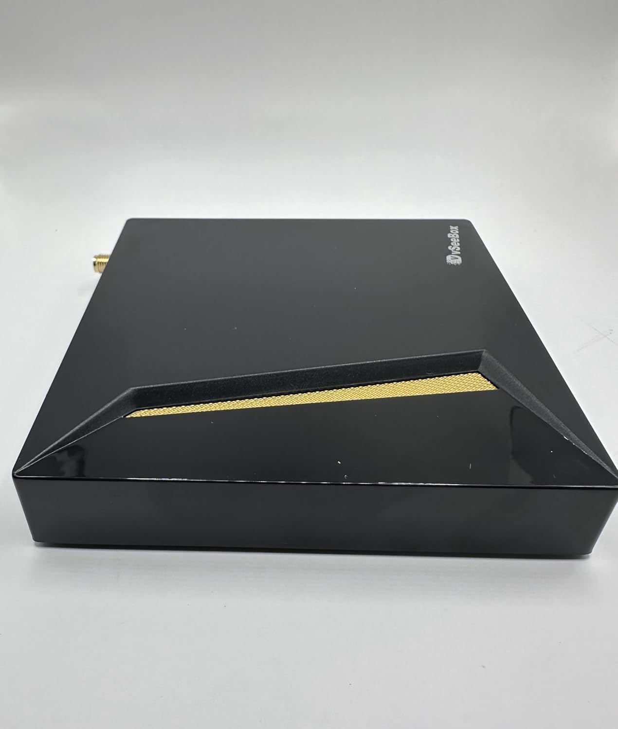 vSeeBox with Bluetooth Voice Remote & Wi-Fi S921570