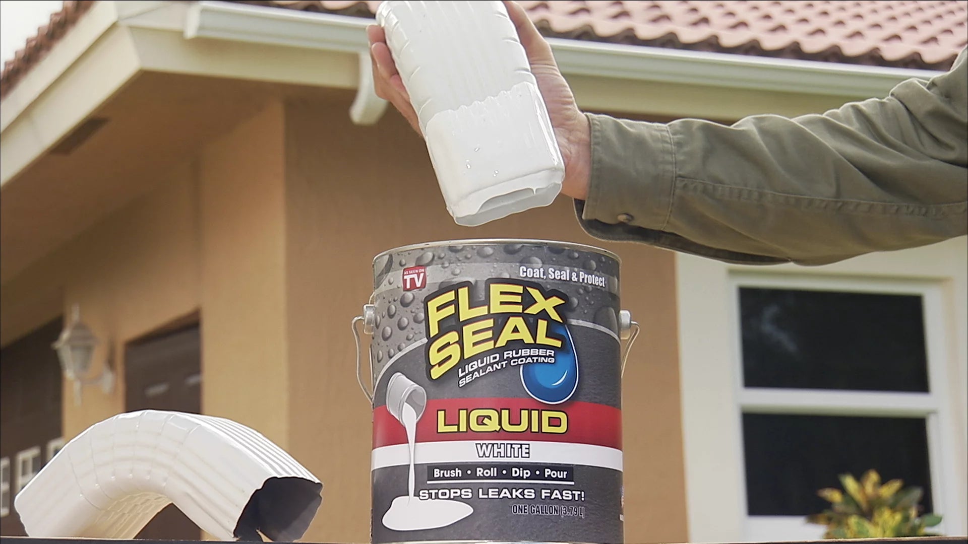 White 32 oz Liquid Rubber Sealant Coating G700