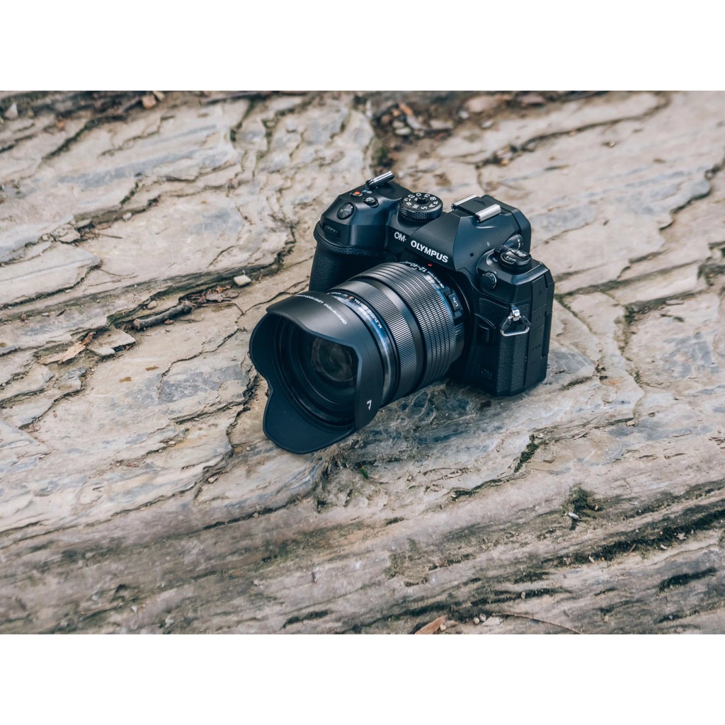 20.4 Megapixel Mirrorless Camera with Lens, Black I3750